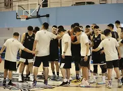 爱游戏官网-北京首钢训练开放日，赛后强势反弹引欢呼，CBA常规赛在即，身体对抗强度拉满