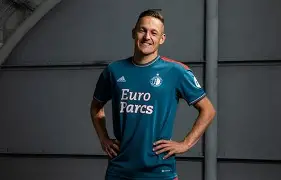 爱游戏官网网页版入口-费耶诺德迎英超关键赛，赛前单刀错失，管理层满意，轮换策略成焦点